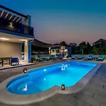 Villa Luxury Bava-5minutes To Center Zvekovica