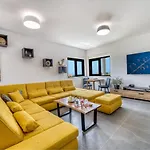 Villa Luxury Bava-5minutes To Center Zvekovica