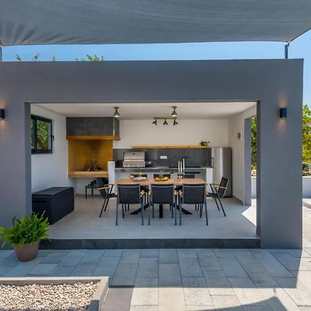 Villa Luxury Bava-5minutes To Center Zvekovica